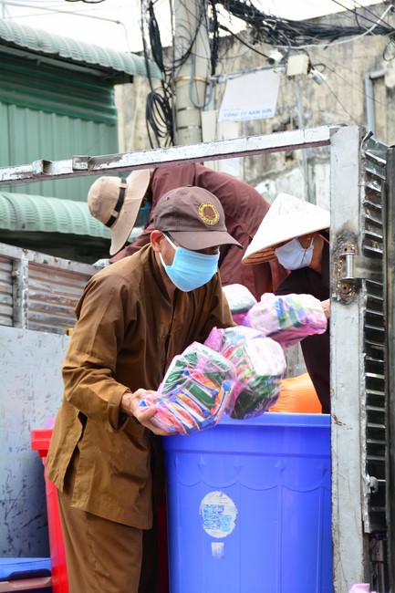 Continuing to support people in need in the Covid-19 pandemic of Hoang Phap Pagoda (series 4)